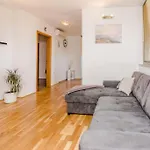 Apartment Roko - Up To 4 People With Free Parking