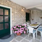 2 Bedroom Cozy Apartment In Klek