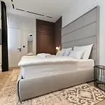 Three Pearls Deluxe Rooms & Studios