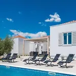 Luxurious Villa Bright With Pool