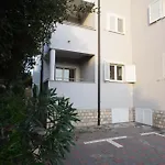Appartement In Mandre Mit Eigener Terrasse