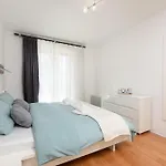 Luxurious Urban Retreat Apartment With Whirlpool And Private Parking