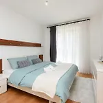 Luxurious Urban Retreat Apartment With Whirlpool And Private Parking
