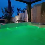 Luxury Sunrise Jacuzzi Apts, 50 M From The Beach
