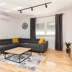 Modern And Spacious Apartment Helena Near The Beach