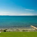 Luxurious Beachfront Vila 