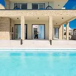 Luxurious Beachfront Vila 