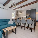 Cozy Apartment In Vir With Wifi