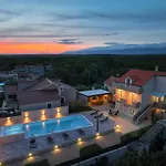 Villa Nada For 10 People With Pool & Integrated Whirlpool