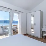 Cozy Apartment In Komarna With Kitchen