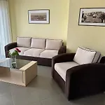 Spacious 1 Bedroom 4 Star Apartment, Mlini