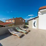 Ema'S Olive Garden Apt 1 With Private Parking, Just 10 Minutes Drive From Sandy Beach