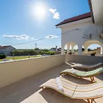 Ema'S Olive Garden Apt 2 -Private Parking, 10 Min Drive From Sandy Beach