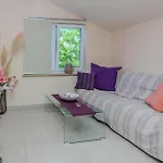2 Bedroom Cozy Apartment In Nin
