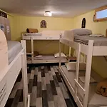 Dragan'S Den Hostel