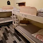 Dragan'S Den Hostel