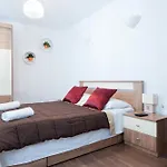 Rooms & Apartments 72