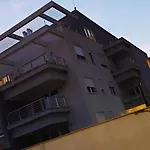 Rozart - River Marina Apartment With Free Parking