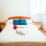 The Florens Residence Near The Beach With The Pool, Bbq And Kids Playground, Zadar Diklo