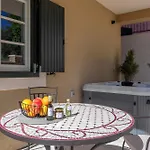 Teona Luxury Studio Apartment With Jacuzzi And Garden View
