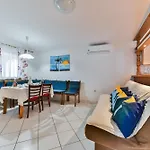 Apartments By The Sea Vir - 18570