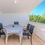 Beautiful Apartment In Nin With Kitchen