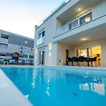 Villa Leona Vir