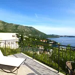 Golden Seaview Holiday Home