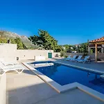 Residence & Pool Villa Schwarz Suites