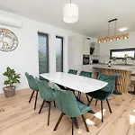 Villa Dasi S Grijanim Bazenom