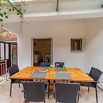 Robinson House Zrnovo