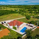 Villa Anura