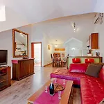 2 Bedroom Beautiful Apartment In Ston