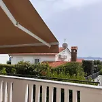Sunny Val 1 Apartment