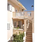 Nice Apartment In Posedarje With Kitchen