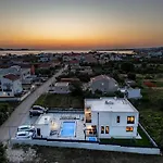 Modern 4Br Private Villa - Pool, Jacuzzi, Gaming Room
