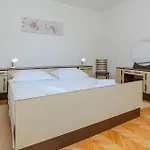 Stunning Apartment In Nin With Wifi