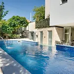 Spacious Apartment With Private Heated Pool, Diklo