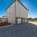Modern Groundfloor Apartment For 2