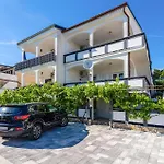 Nice Apartment In Rtina With Wifi