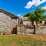 3 Bedroom Pet Friendly Home In Medvida