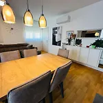 Apartment King With Private Parking