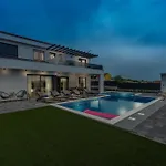 Villa Opal With Pool