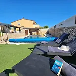 Villa Izziy By The Beach With A Sea View And Heated Pool