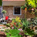 Luxury Modern Condo With Garden Near Old Town