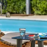 Holiday House With Heated Pool In A Rural Setting