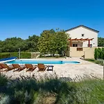 Holiday House With Heated Pool In A Rural Setting