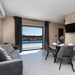 Nice Home In Paljuv With Wi-Fi