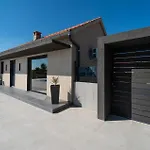 Nice Home In Paljuv With Wi-Fi