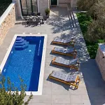 Pet Friendly Home In Poljaci With Kitchen